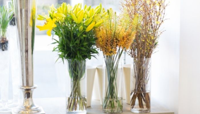como fazer as flores durarem mais renovando a água